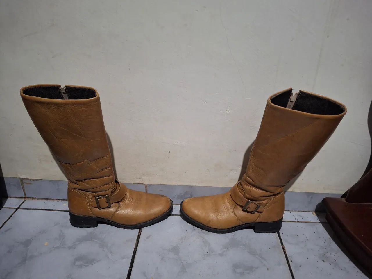 Bota de couro tamanho 35