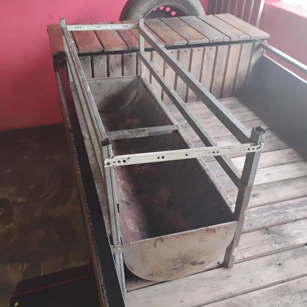 Vendo 1 carretinha seminova e equipamentos para trabalhar com frango e carnes assadas.  - Foto 2