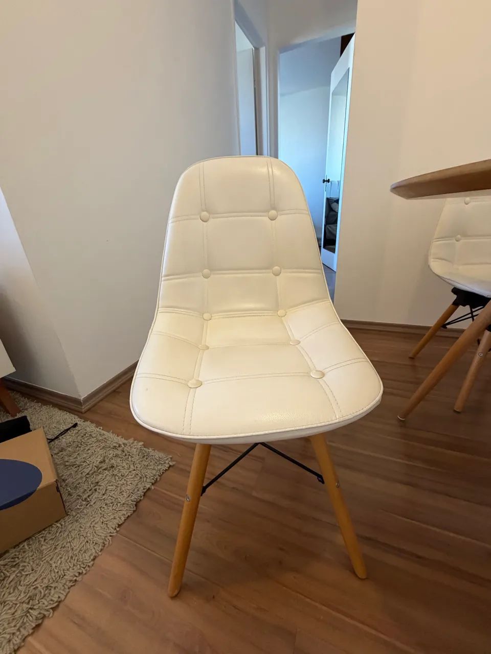 Conjunto Mesa de Jantar c 4 Cadeiras em perfeito Estado Modelo EAMES EIFFEL  - Foto 5