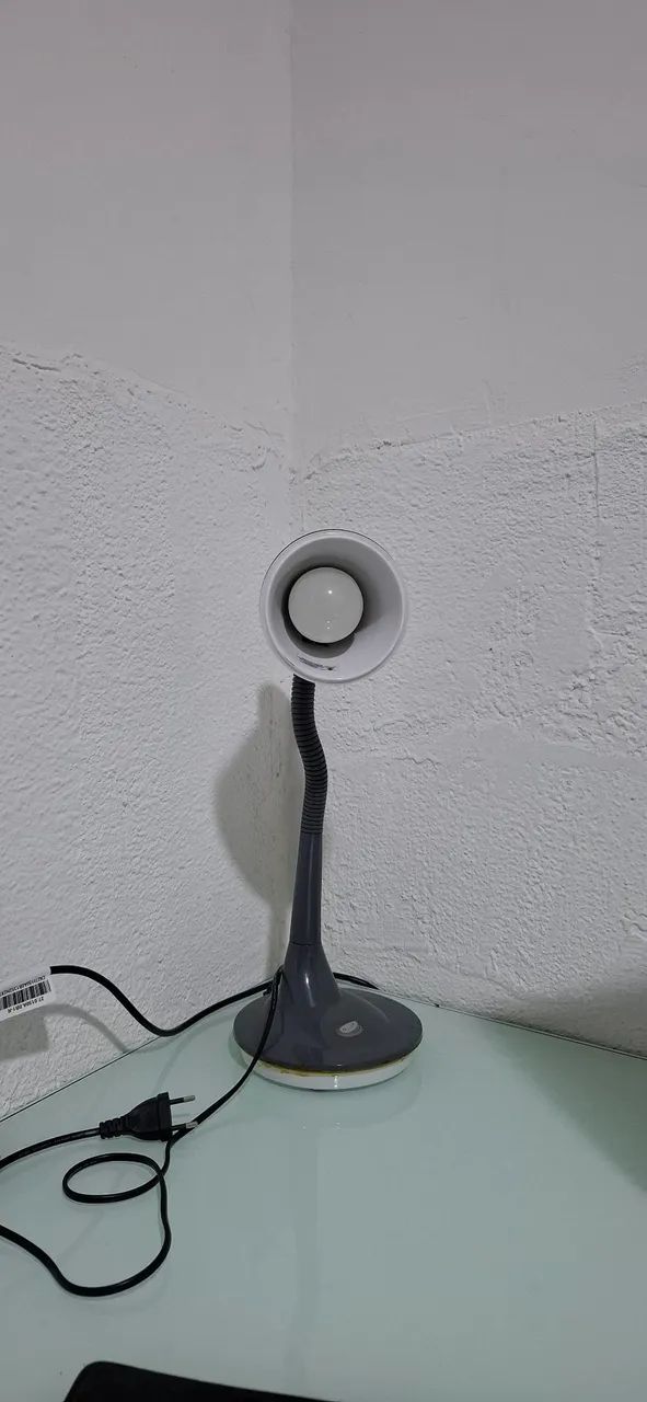 Luminária de Mesa com Braço Flexível - Funcional e Perfeita