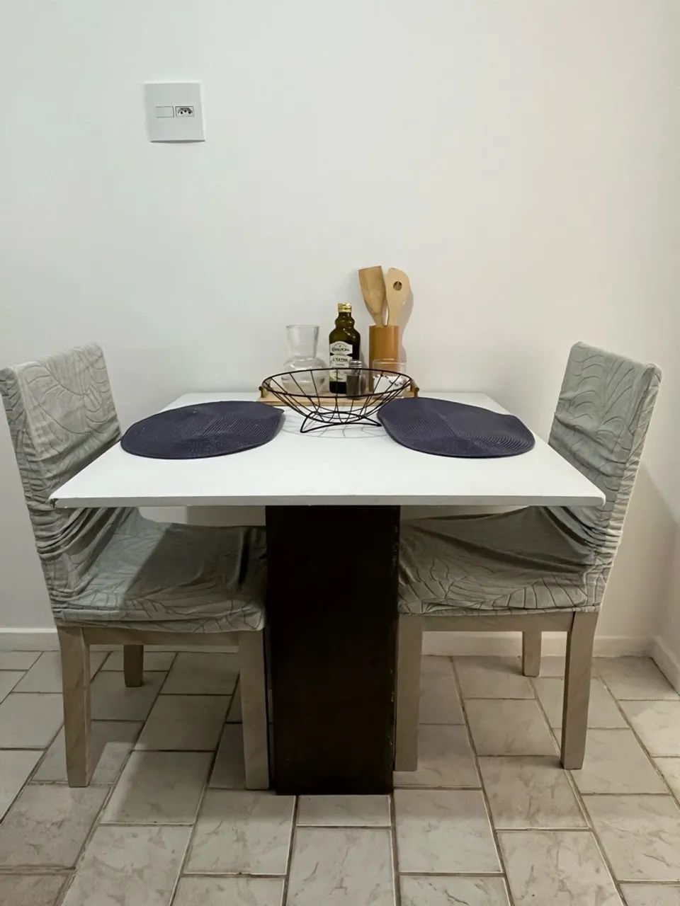 Mesa com duas cadeiras 