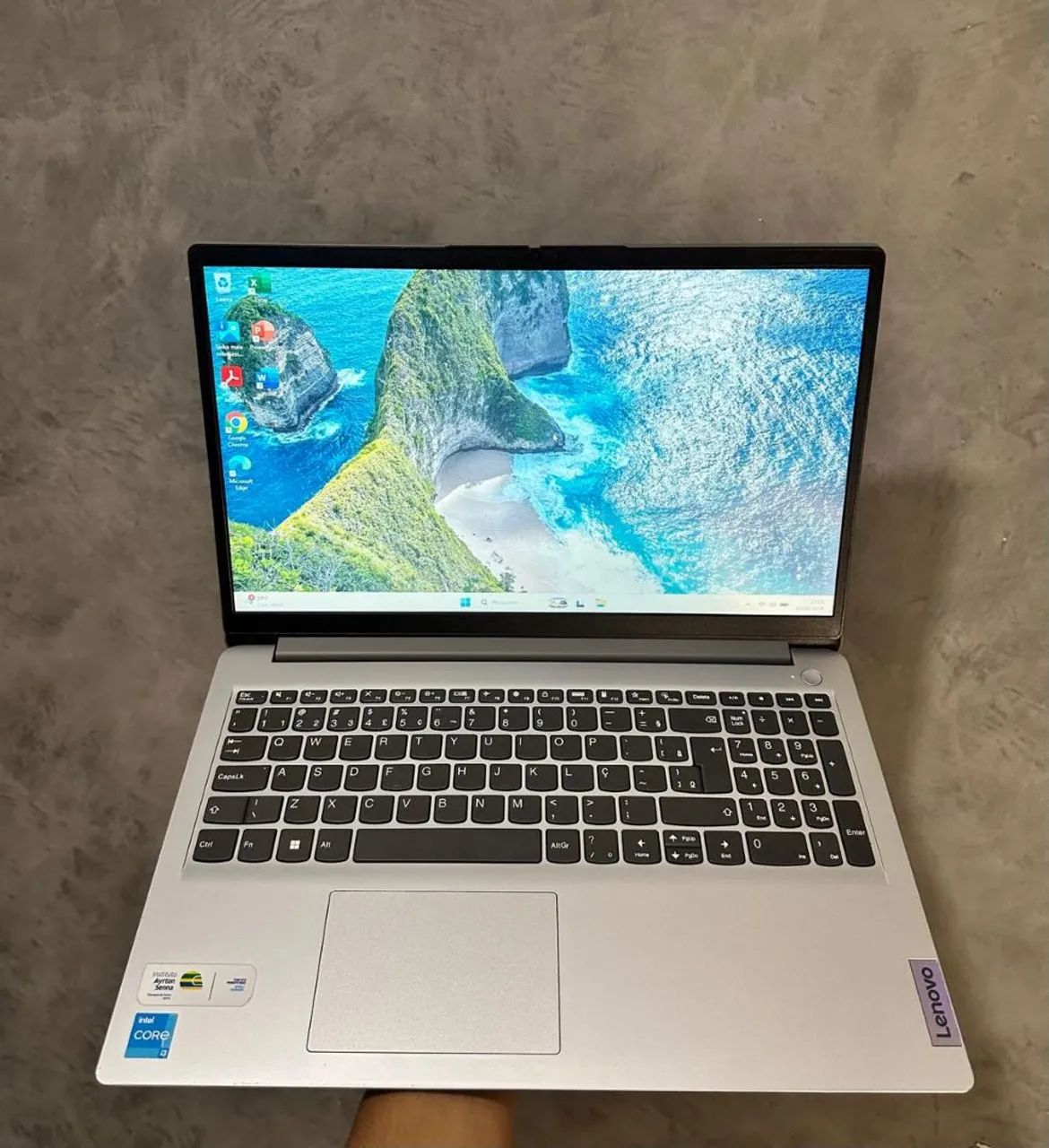 NOTEBOOK LENOVO I3, 8 GB RAM, 256 GB SSD.