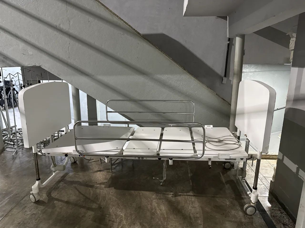 Cama hospitalar motorizada 