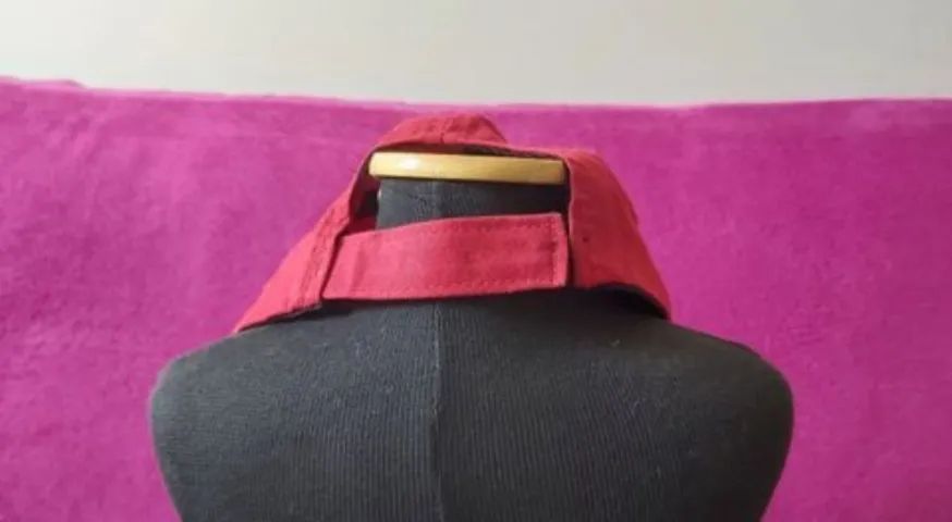Bone vermelho com velcro - Foto 2