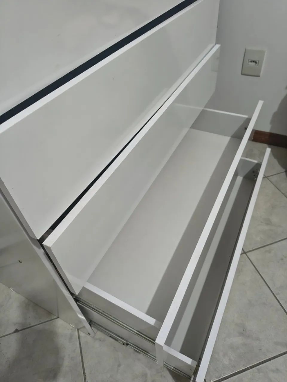 Cômoda branca com 5 gavetas  - Foto 2