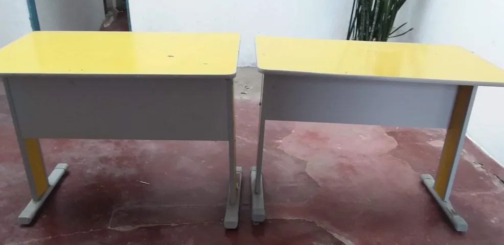 Duas mesas de escritório