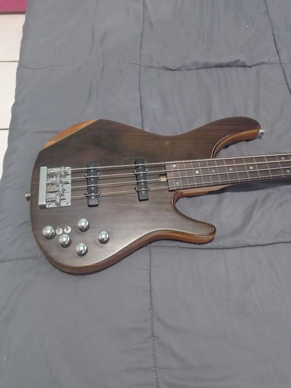 Baixo fretless Tagima Millenium 