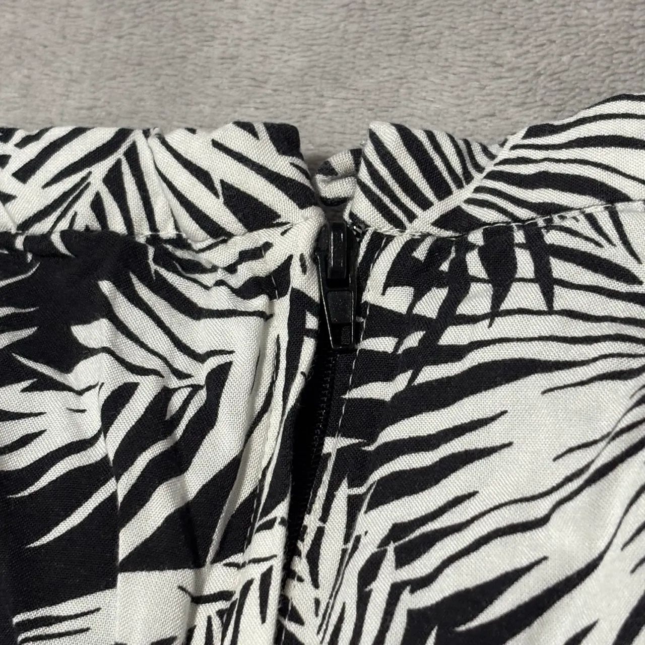 Saia Praiana Preta e Branca H&M - Foto 3