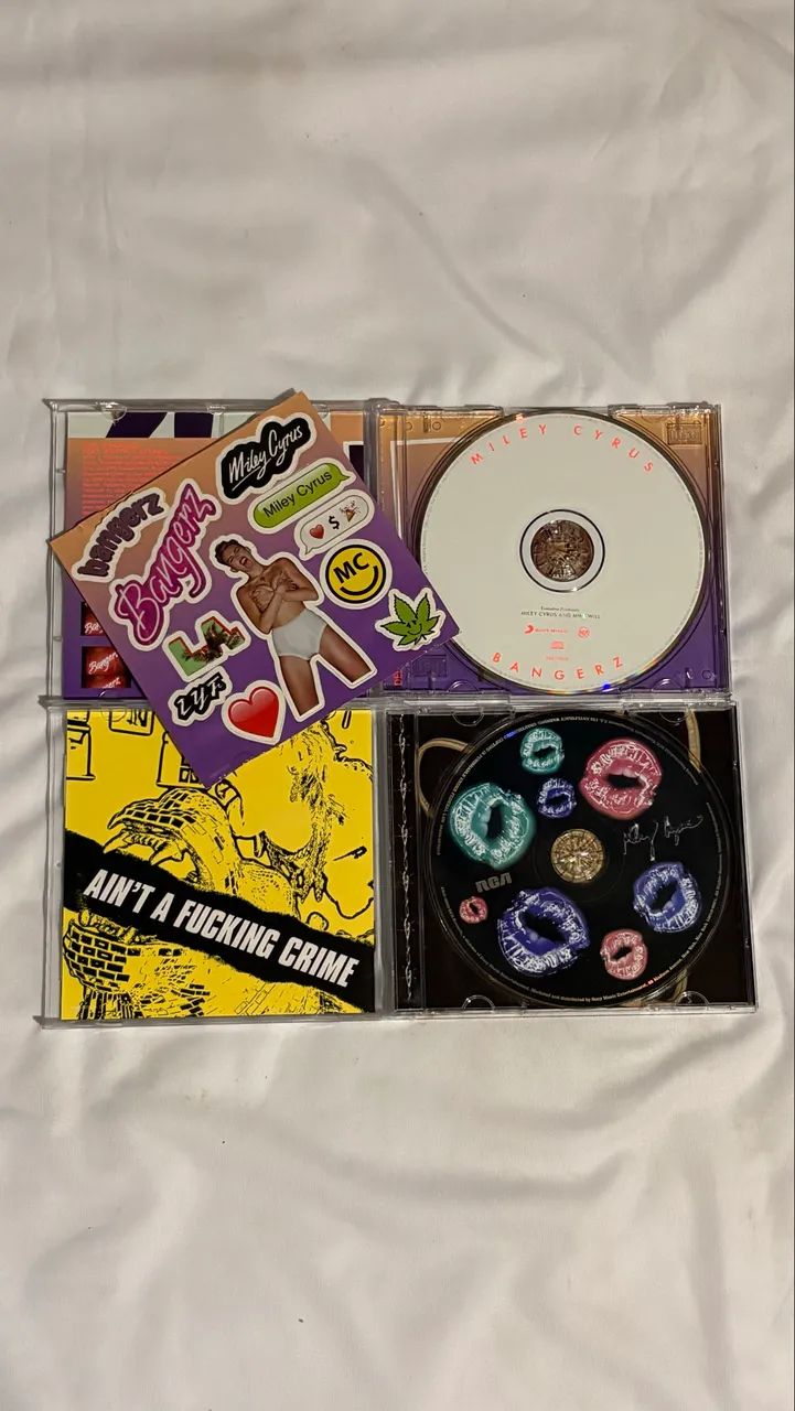 Cds Miley Cyrus - Bangerz (alt cover) e plastic heart - Foto 3