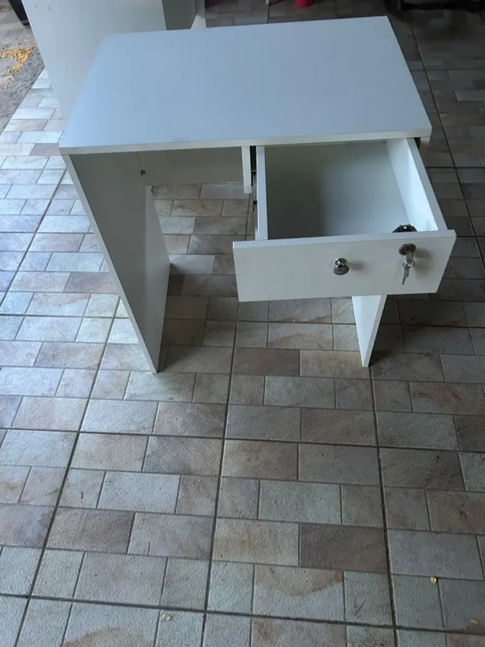 MESA ESCRIVANINHA BRANCA MDF COM CHAVE - Foto 2