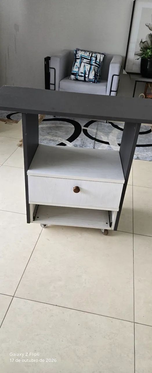 Mesa funcional com gaveta