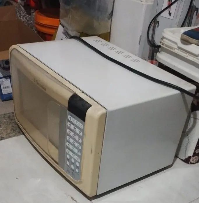 Microondas Eletrolux com defeito 