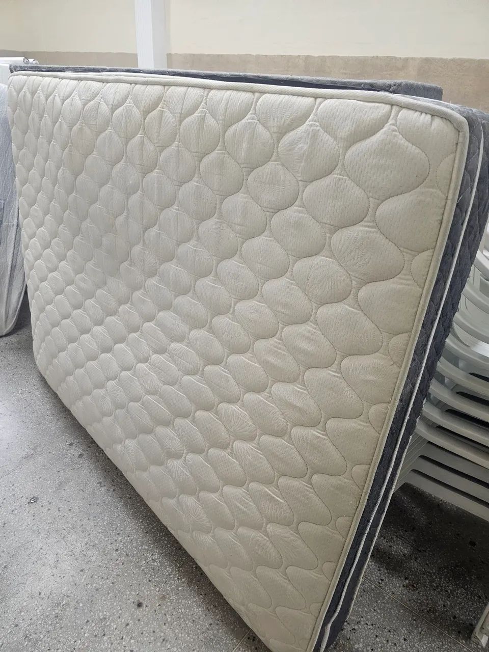 Colchão e cama box casal.