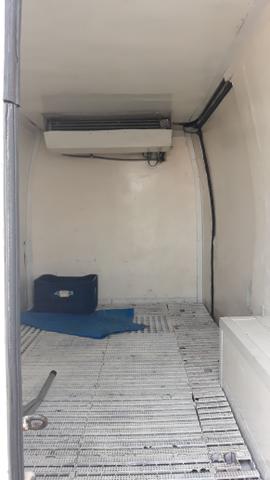 Vendo van refrigerada com serviço baixei o preço pra vender logo - Foto 3