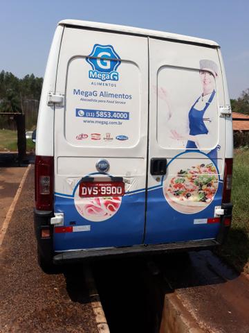 Vendo van refrigerada com serviço baixei o preço pra vender logo - Foto 2