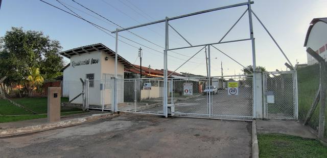 Vendo casa em condomínio fechado