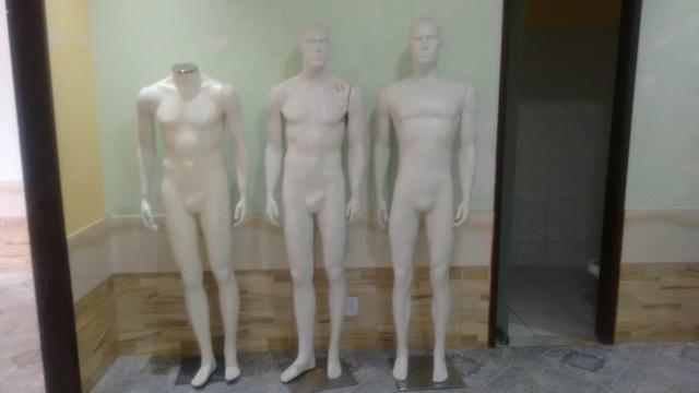 Vendo esses três maniquins
