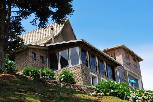 Em Gramado/RS À Venda Hotel Estilo Estalagem com 4,5 Hectares