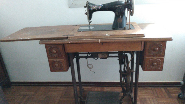Máquina de costura Singer (antiga) - Foto 2
