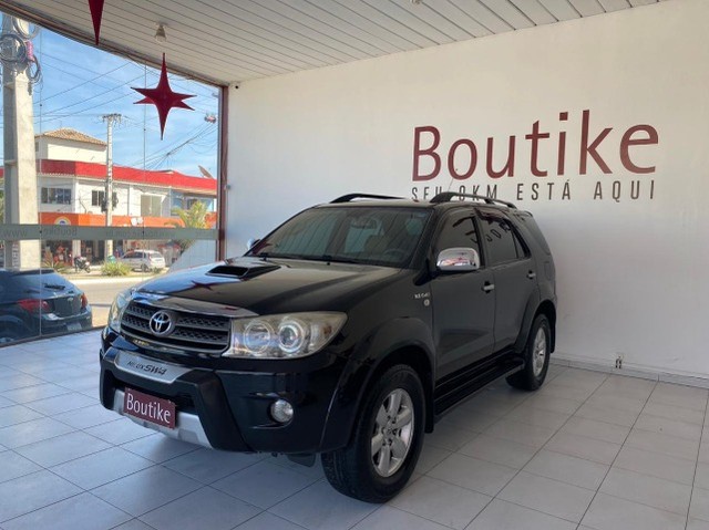 TOYOTA HILLUX SW4 SRV 4X4 ANO 2009 A DIESEL 3.0 E COM 7 LUGARES. FINANCIAMOS.