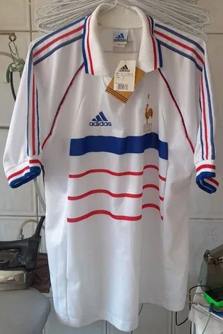 Colecionador tem quase todas as camisas da Copa de 1998