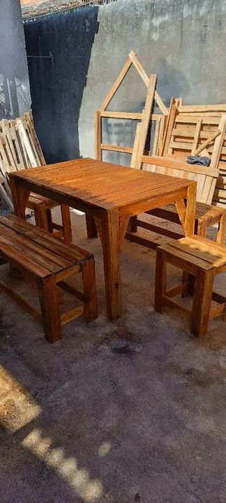 Conjunto de mesa e cadeiras de madeira rústica - Foto 2
