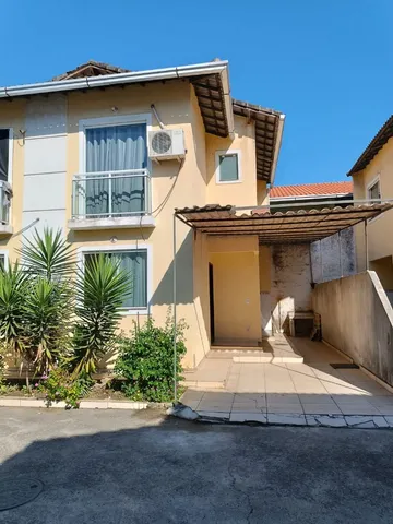 Duplex em condomínio fechado, 2 quartos, 2 banheiros, garagem. Bairro Boa Vista/SG