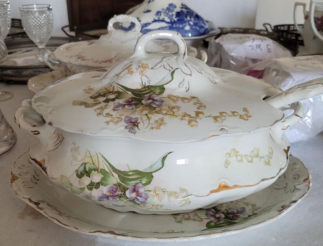 Jogo de Sopeira Antiga em Porcelana com Detalhes em Ouro