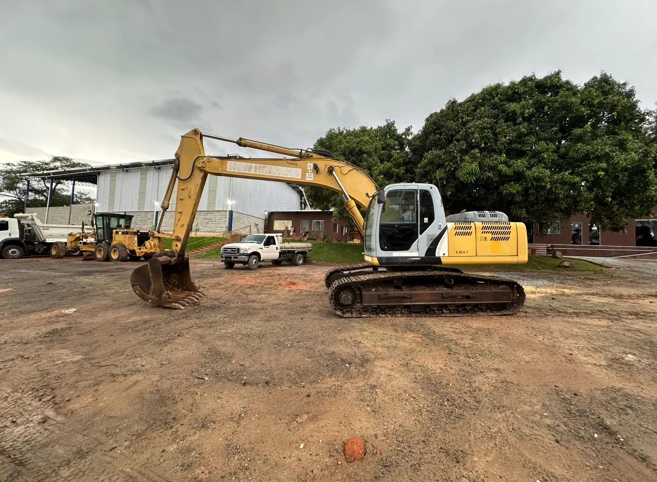 Escavadeira New Holland 215B 2010