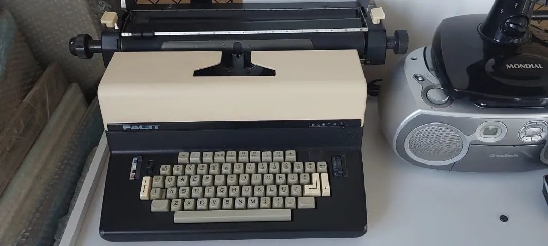Máquina Escrever Elétrica Facit Sueca-e - Usada /Raridade