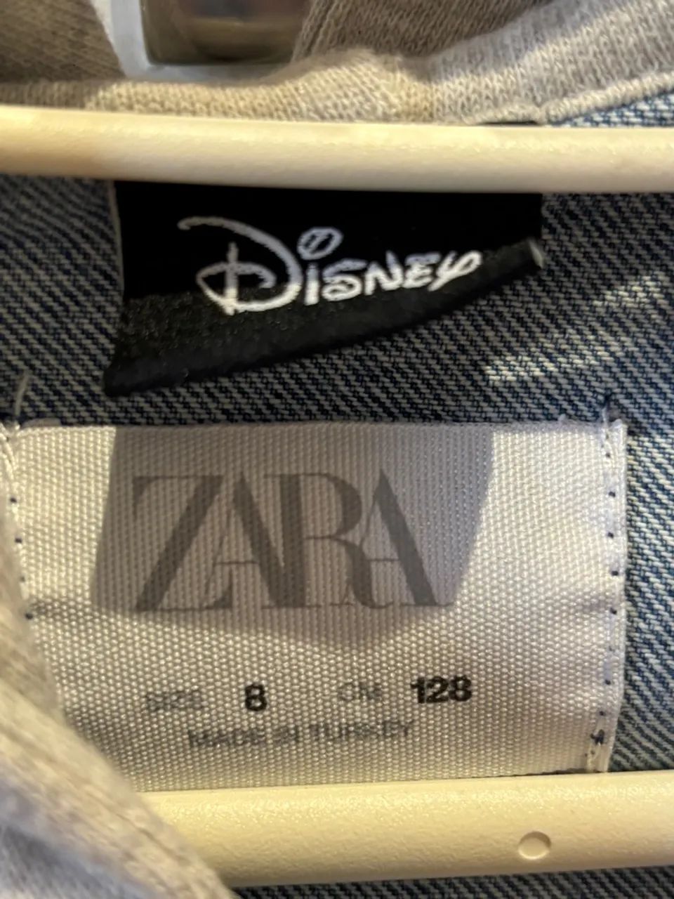 Jaqueta Jeans 8 anos NOVA Infantil Mickey Zara com Capuz - Foto 3