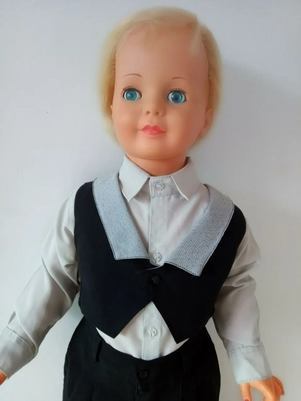 Boneca amiguinha com Roupa Clássica