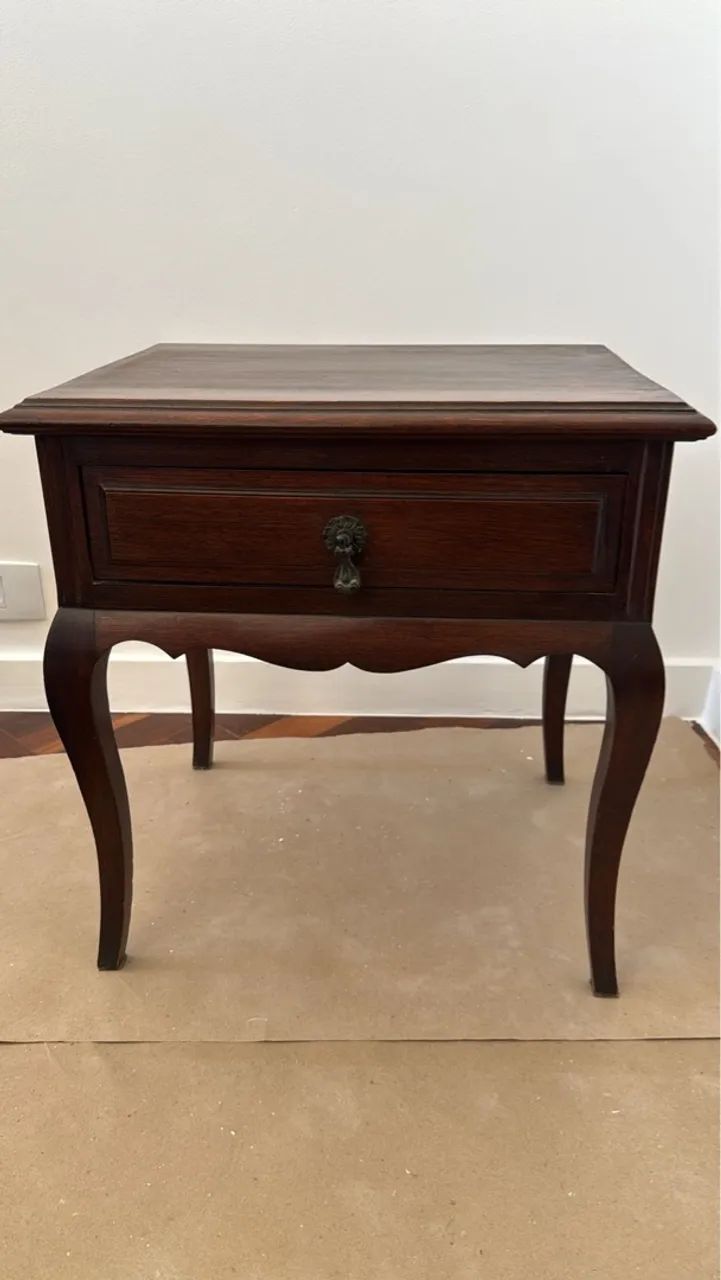 Mesa de Cabeceira estilo vintage em Madeira maciça