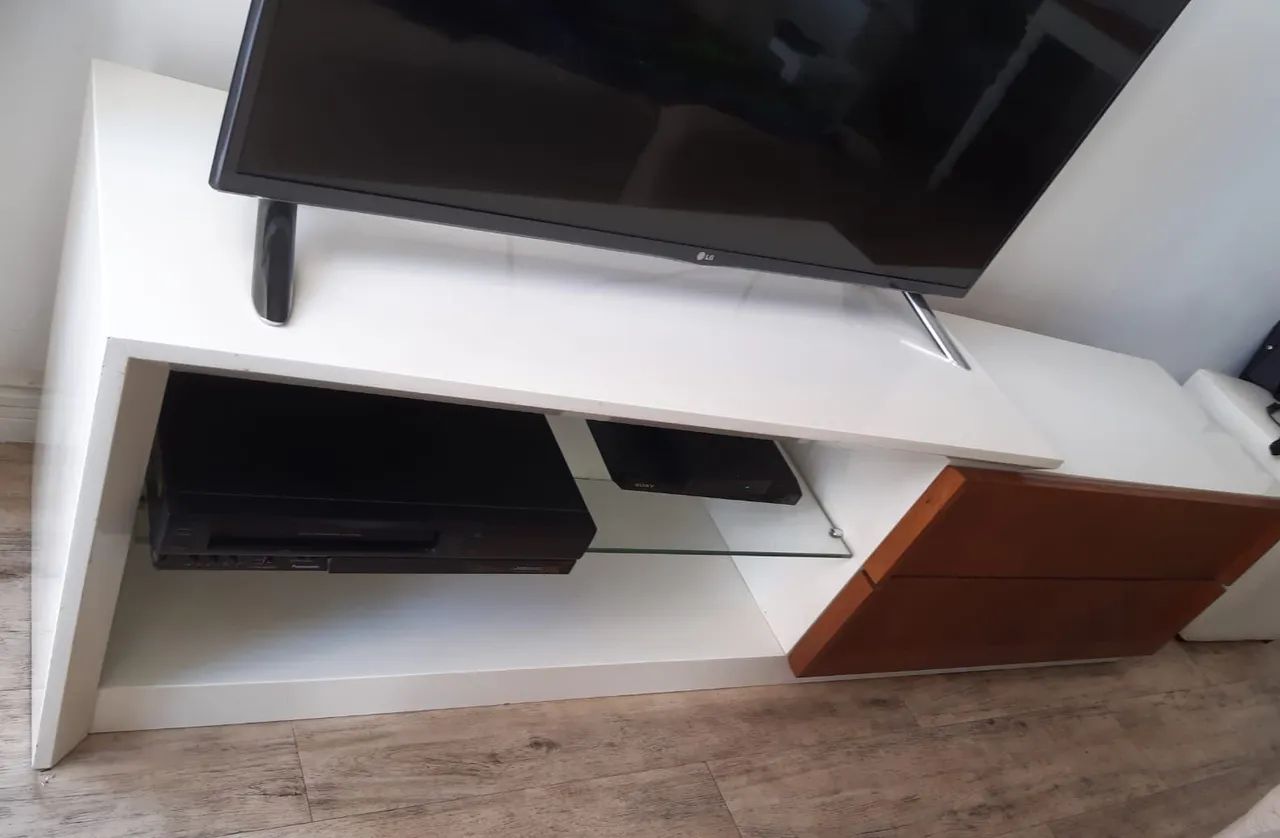 Rack para TV em laca, moderno e espaçoso - Foto 3
