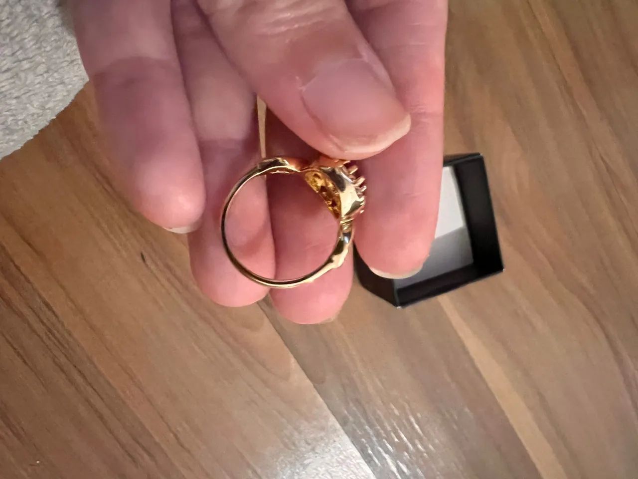 Anel com pedra rubi e detalhes em brilhantes - Foto 3