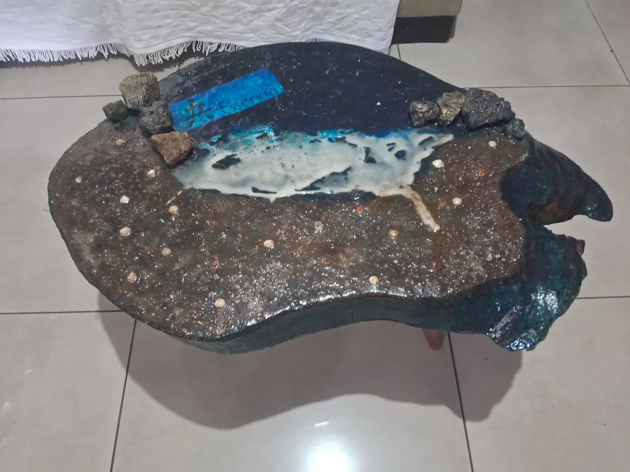 Mesa de centro em madeira com resina epóxi
