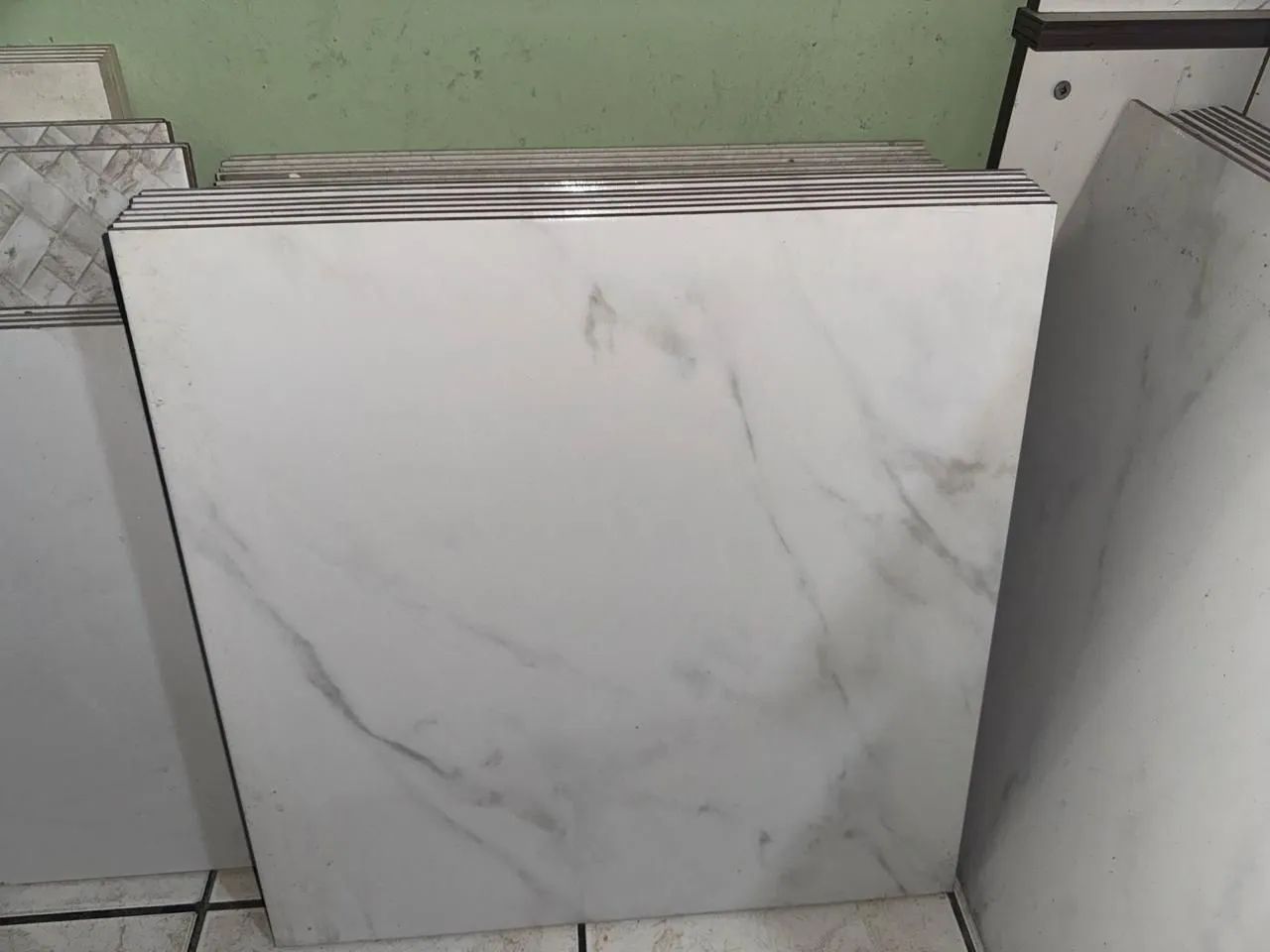 Piso Porcelanato Branco Marmorizado