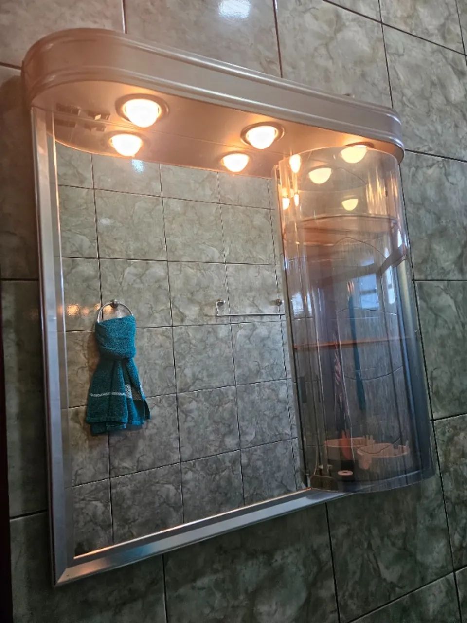 vendo armario com espelho de parede usado com luminaria e tomada 