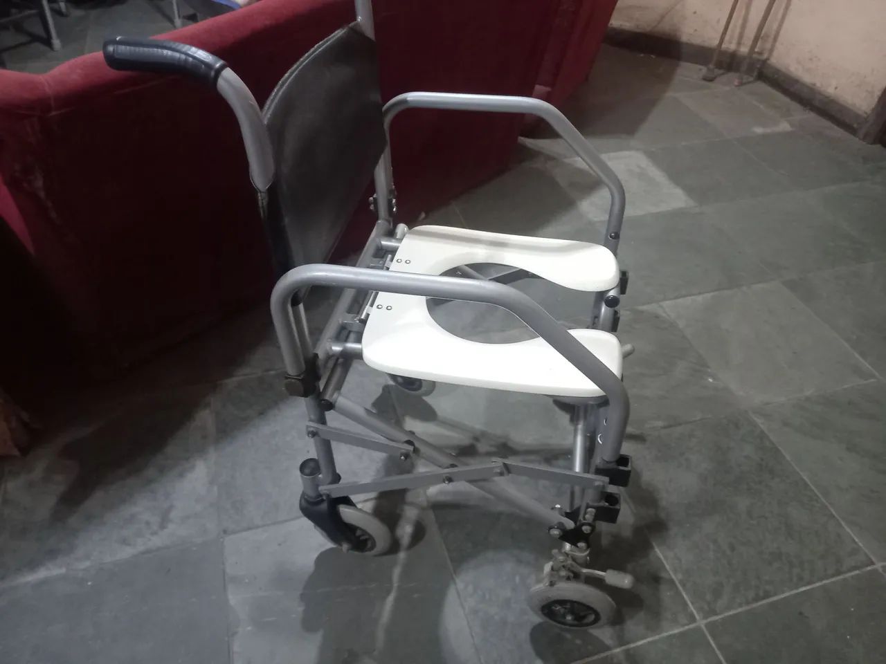 Cadeira de rodas higiênica quase nova - Foto 4