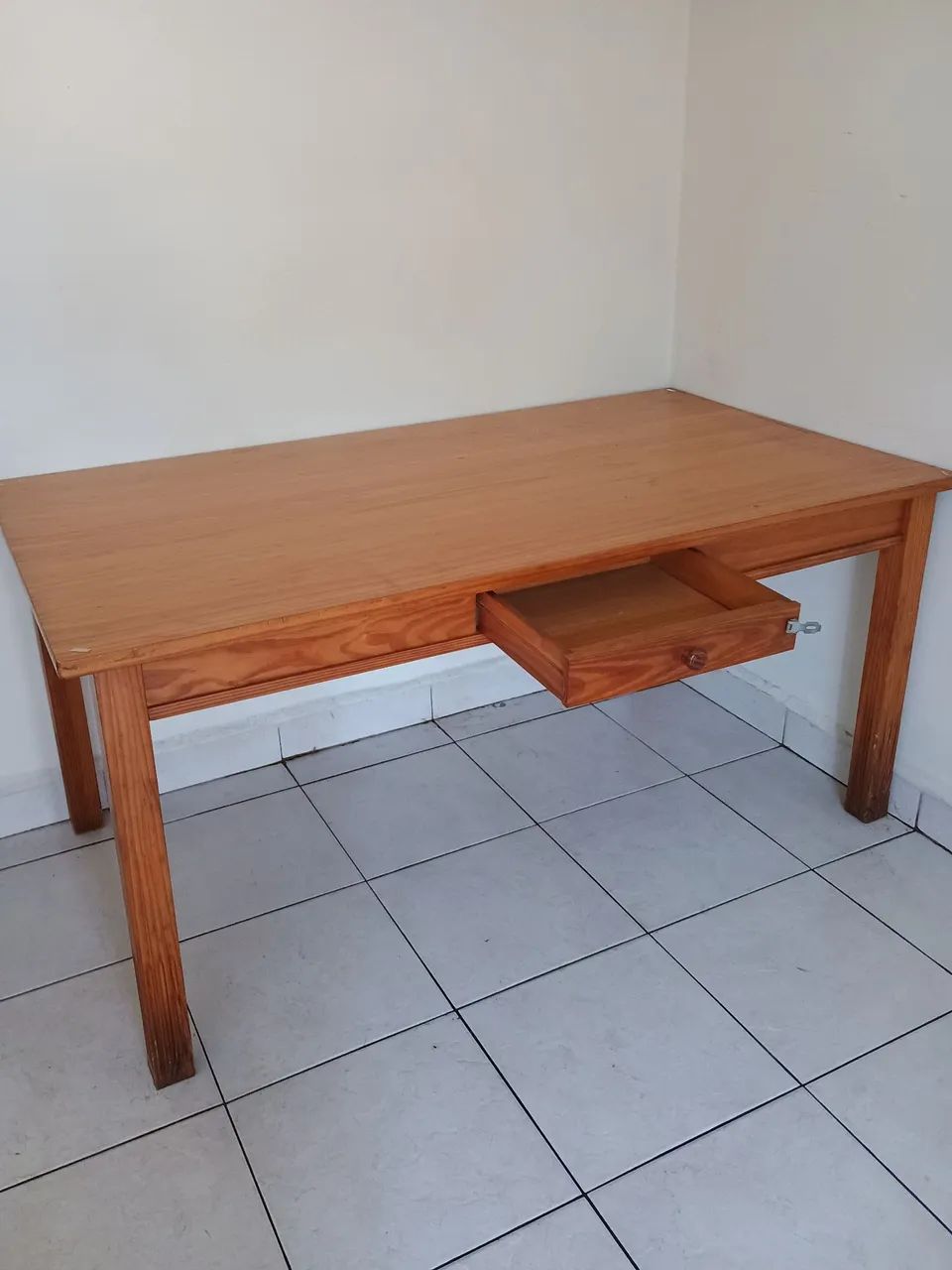 Mesa de madeira  e 4 cadeiras 