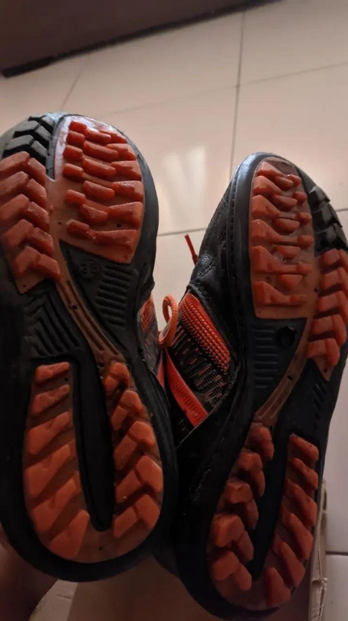 Chuteiras  - Pretas com detalhes Laranja - Foto 4