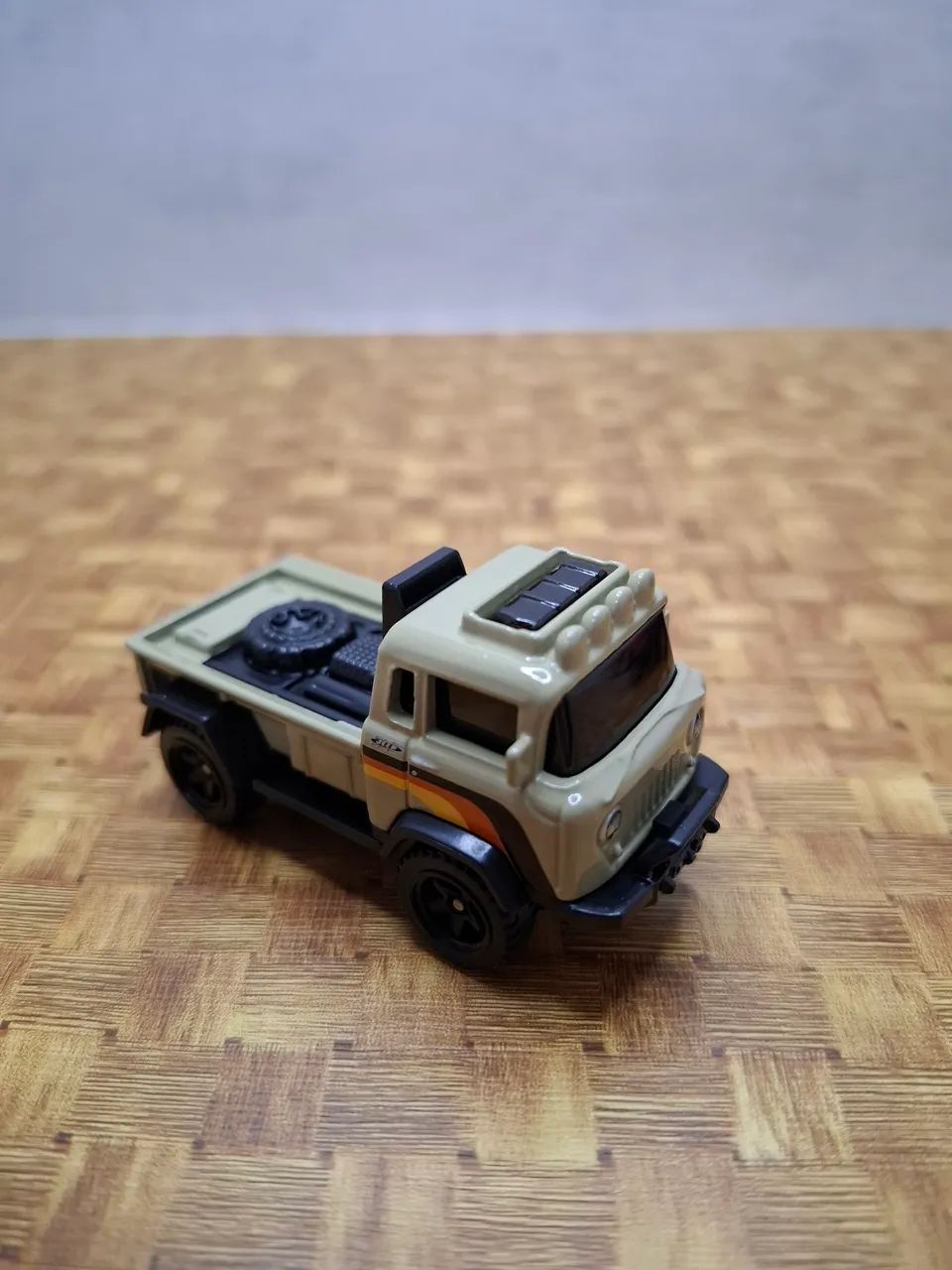 Kit com 2 HotWheels + Brinde - Foto 3