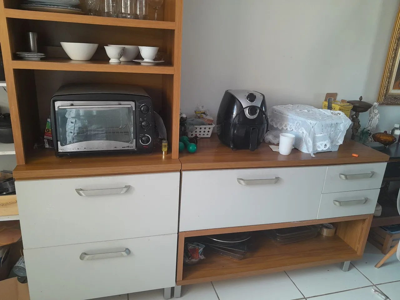 Móvel de cozinha com gavetas e nichos