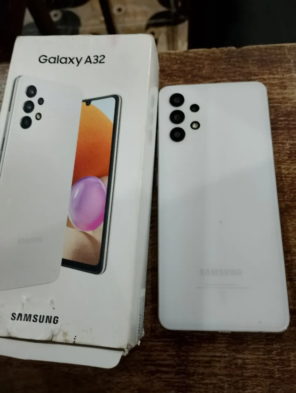 Celular está em boa condições de uso tem nota fiscal