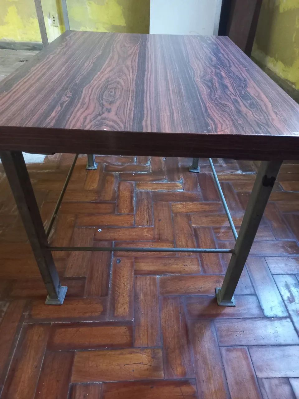 Mesa de madeira com estrutura de ferro - Foto 4