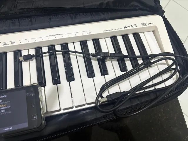 Teclado Controlador Roland A-49 - NOVÍSSIMO + Celular Samsung - Foto 6