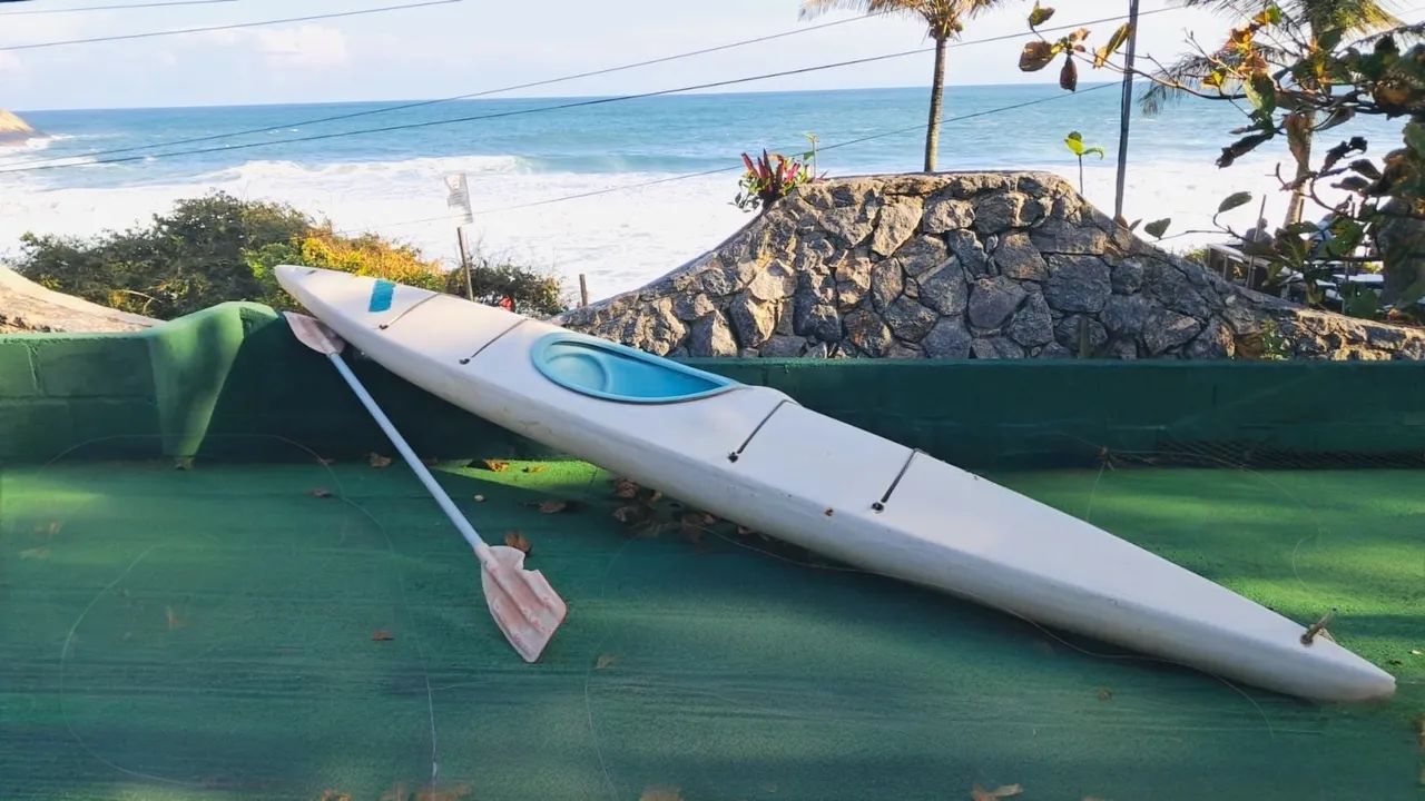 Caiaque branco 01 lugar, com remo