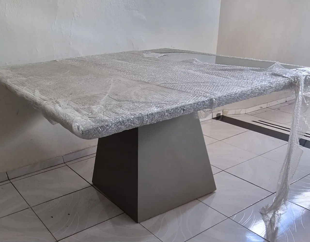 Conjunto Mesa com 6 cadeiras. 