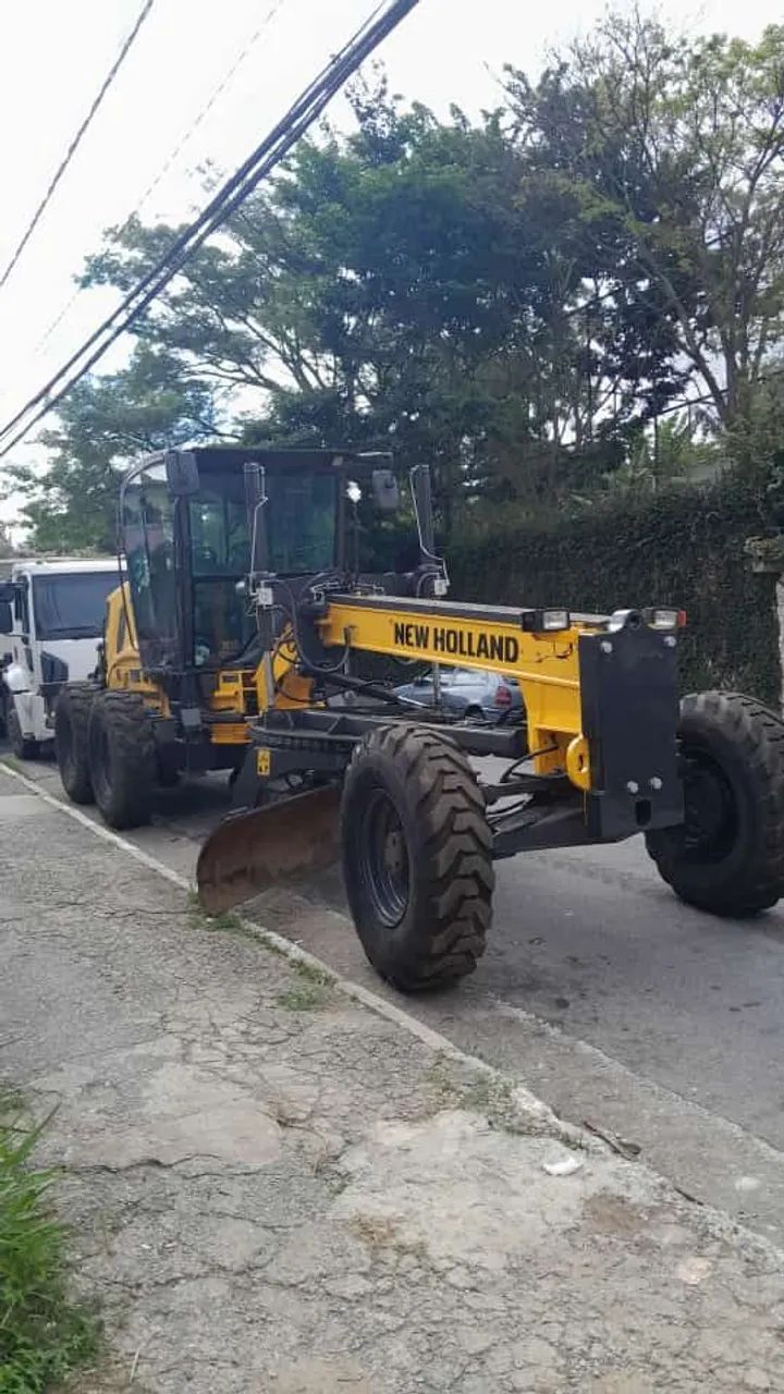 Motoniveladora New Holland rg140b 2012 com 5.100 horas 