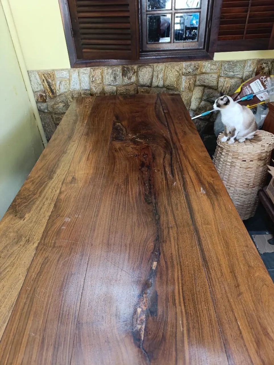 Mesa de madeira maciça rústica